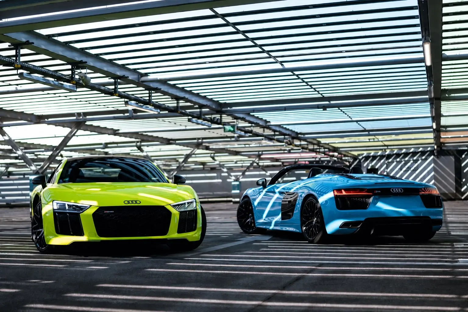 Zwei Audi R8 mit Farbfolierung in Neongrün und Hellblau, ausgeführt von FolienXperte Petras in Balsthal