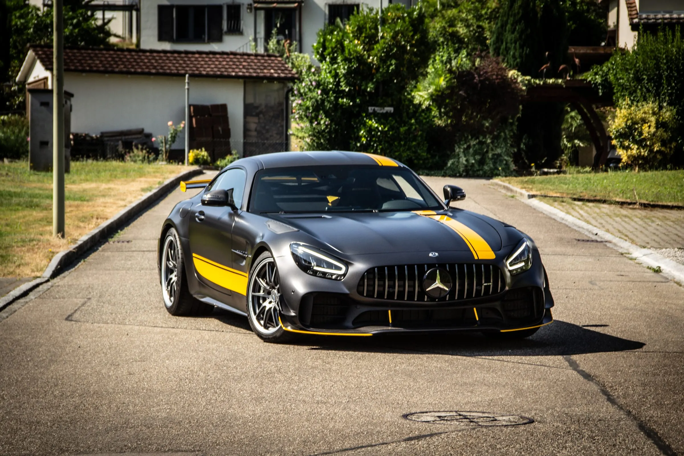 Mercedes-AMG GT mit gelbem Streifen-Wrap